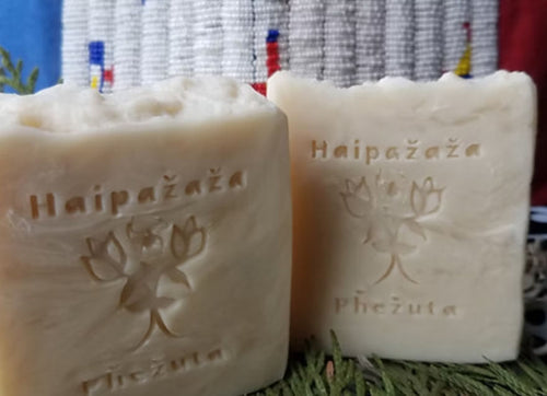 Pȟehiŋ Akhíšoke - Nettles, Rosemary Leaf, & Horsetail Herbal Shampoo Bar