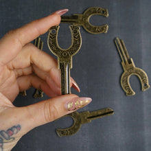 Horseshoe Key